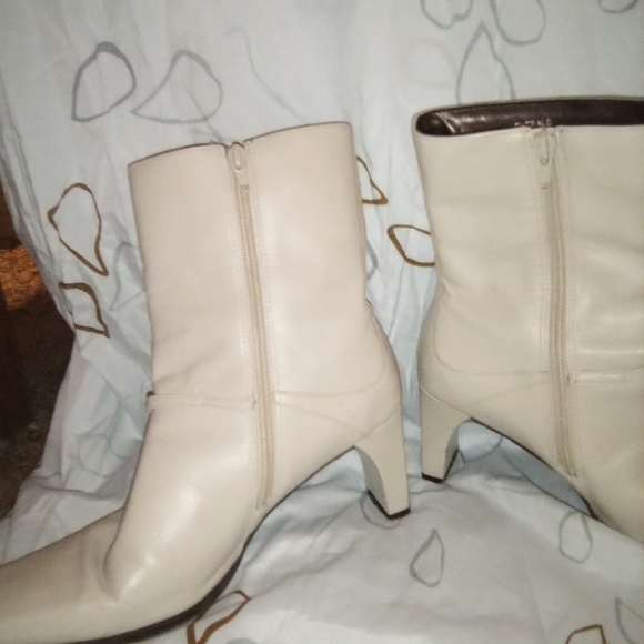 All kinds of clothes. Purses shoes and more - Picture 8 of 8